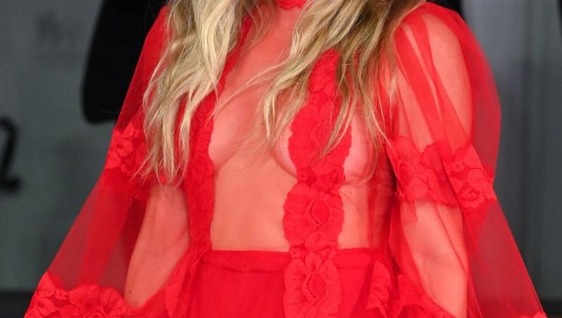 Kate Hudson, rochia roșie ca focul care a făcut-o să renunțe la sutien. Ținuta sexy a actriței la Festivalul de Film de la Veneția