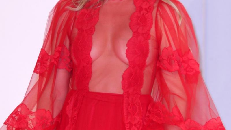 Kate Hudson, rochia roșie ca focul care a făcut-o să renunțe la sutien. Ținuta sexy a actriței la Festivalul de Film de la Veneția