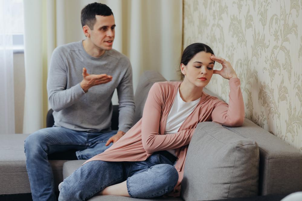 O femeie spune că soțul ei se supără ori de câte ori aceasta încearcă să "tragă un pui de somn". Care ar fi motivul, de fapt