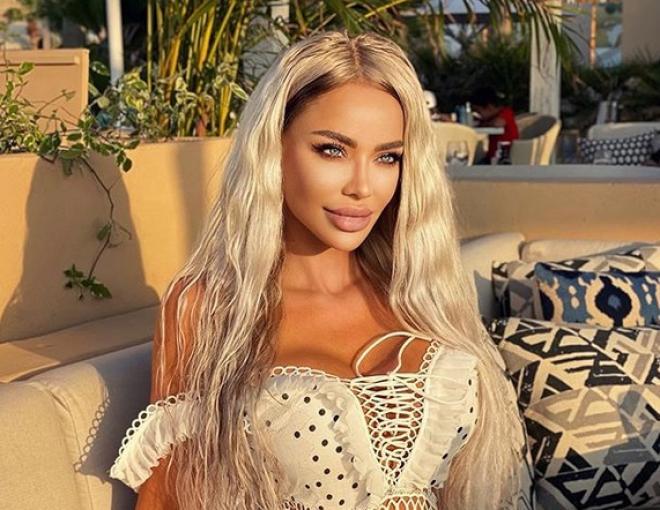 Bianca Dăgușanu, spectacol într-un furou negru cu dantelă, care îi "complimentează" bustul generos și silueta fără cusur