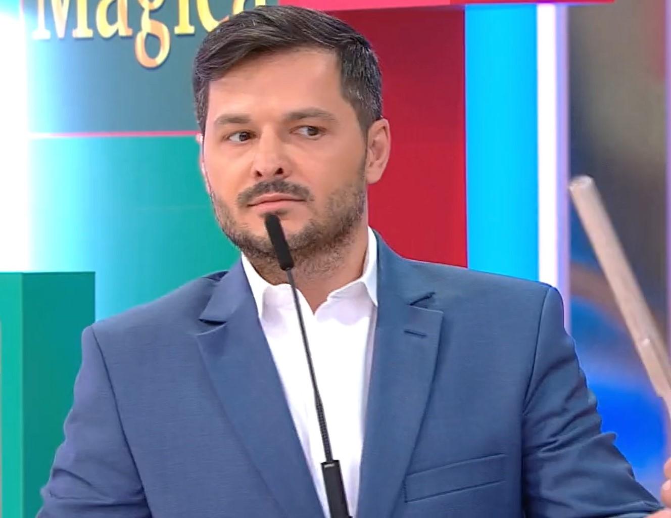 Liviu Vârciu în costum albastru la Prețul cel bun, vorbește la microfon