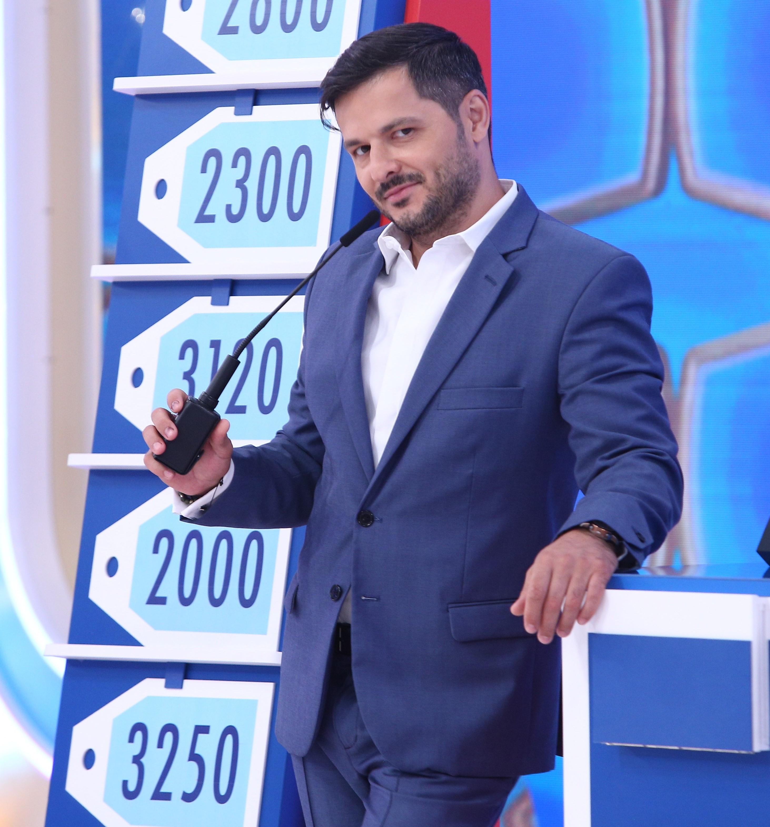 Liviu Vârciu în costum albastru la Prețul cel bun, dansează și vorbește la microfon