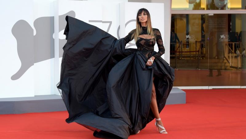 Mădălina Ghenea, într-o rochie neagră la Festivalul de Film de la Veneția