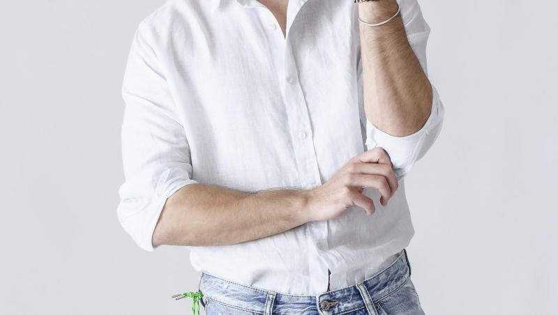 Vlad Gherman, într-o cămașă albă