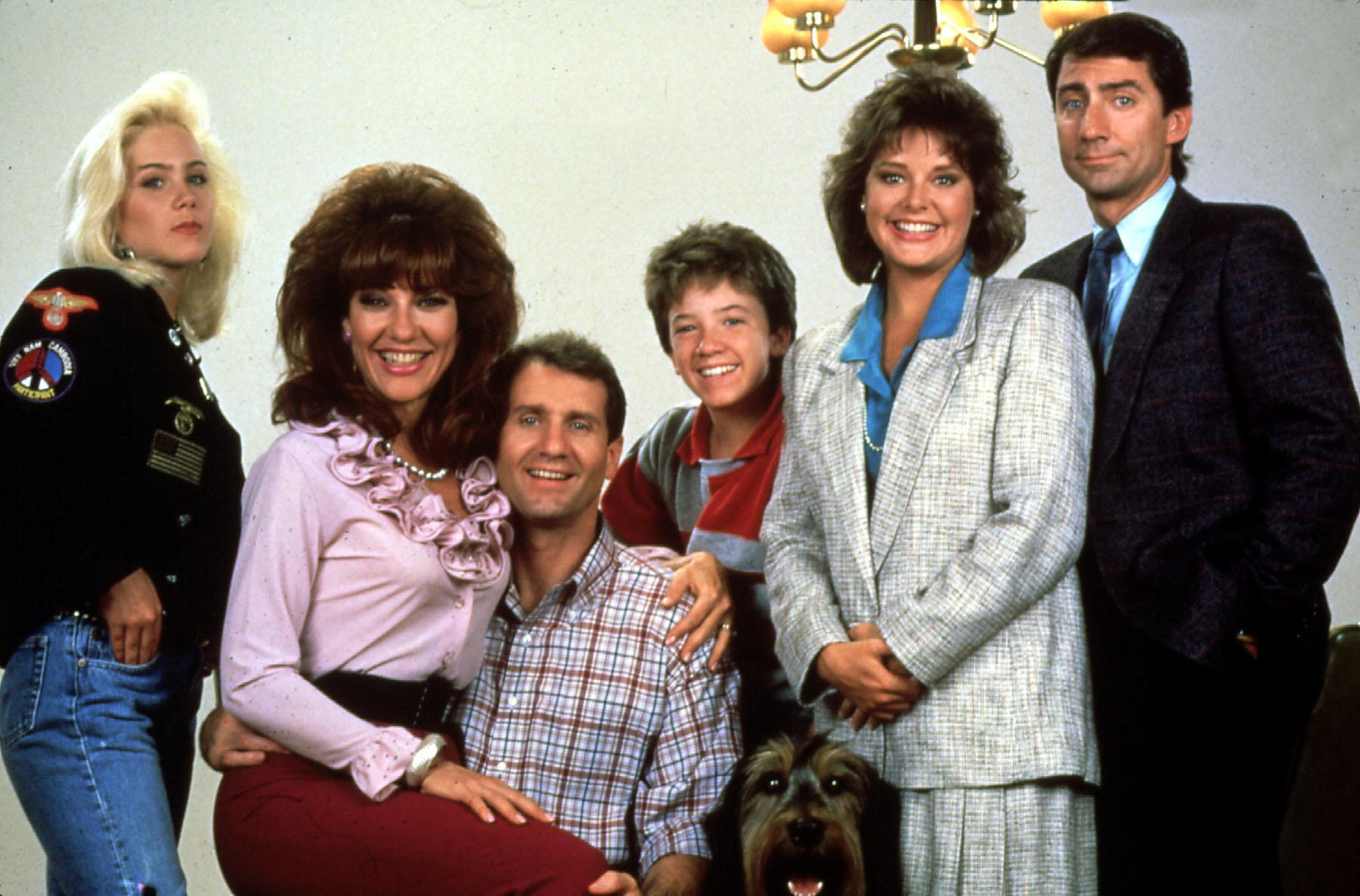 personajele principale din serialul familia bundy. peggy, al, kelly, bud și vecinii lor
