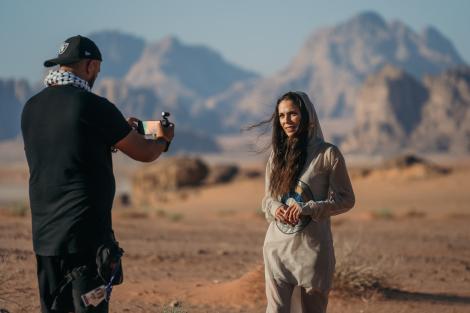 Fotoreportaj Asia Express, episodul 20. Provocări în Deșert. Cum a fost surprinsă echipa de filmare, alături de dromaderi
