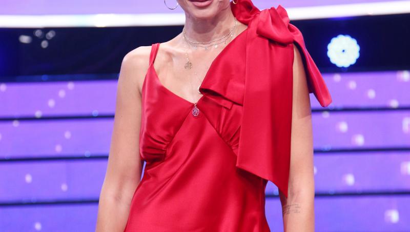 Alina Pușcaș, rochia roșie ca focul pe care a purtat la premiera noului ei film. Ce detaliu al ținutei ei senzuale a atras atenția