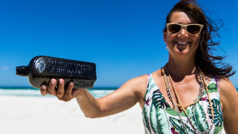 Tonya Illman aratand sticla gasita pe plaja