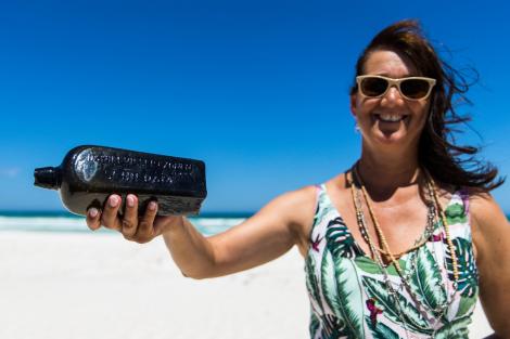 O femeie a găsit pe o plajă o sticlă veche, cu un bilet înăuntru. Hârtia din interior a făcut-o să intre în Cartea Recordurilor