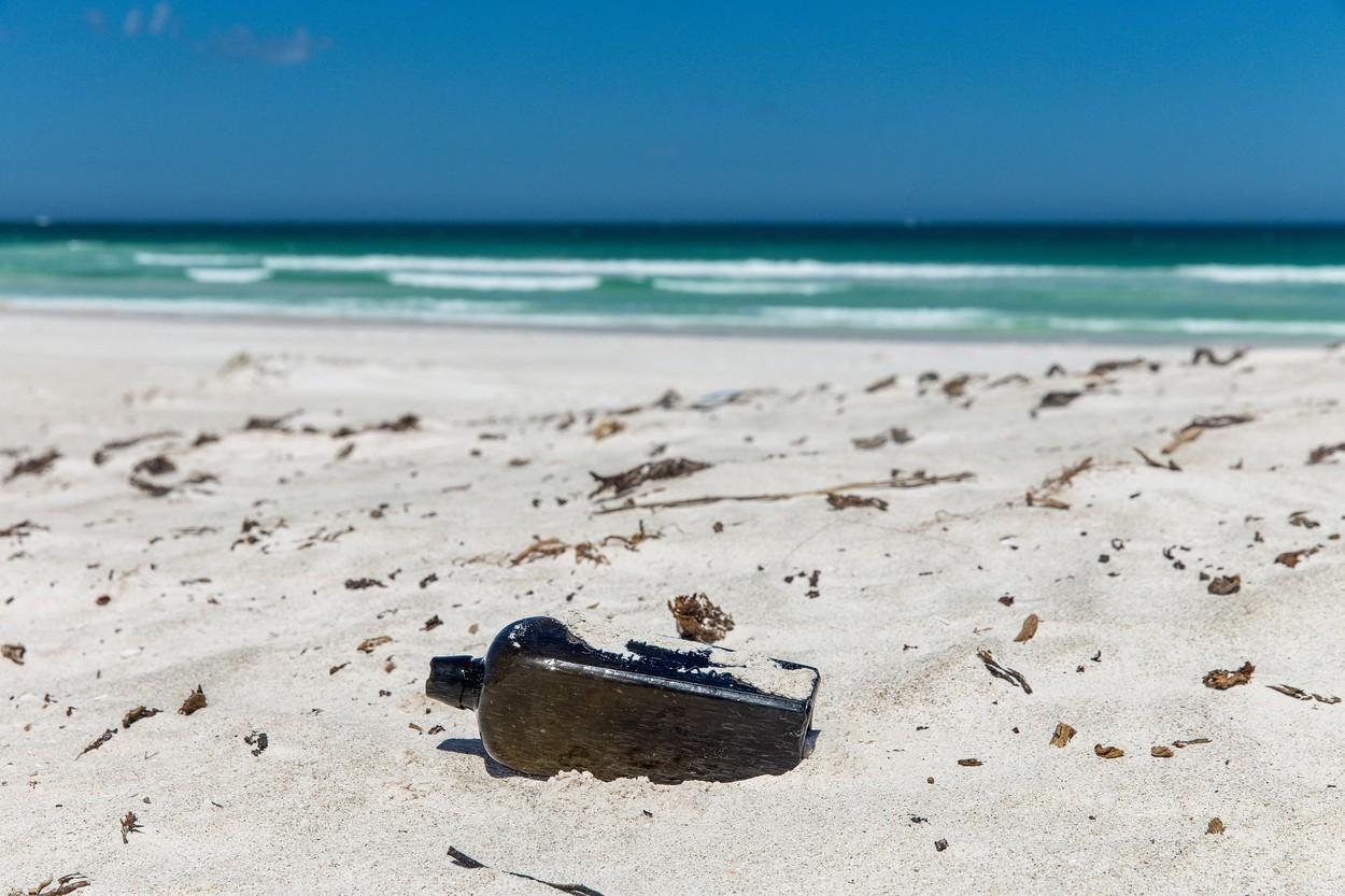 sticla gasita de Tonya Illman in nisipul unei plaje din australia