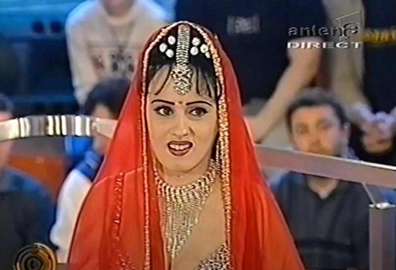 rukmini intr-o tinuta rosie la antena 1