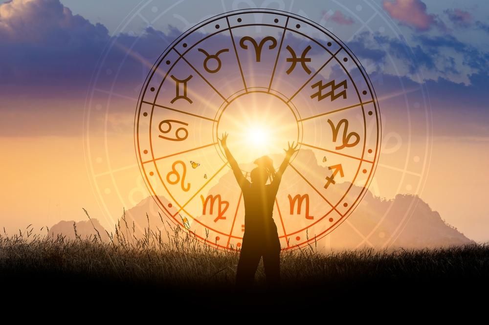 silueta unei femei in centrul unui cerc cu cele 12 semne zodiacale din horoscop