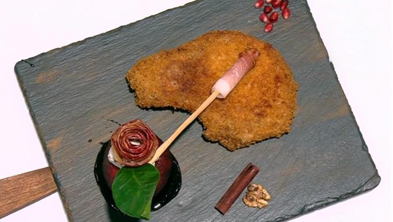 Șnițele din cotlet de porc și mere umplute cu cremă de brânzeturi și nuci,  alături de o grisină înfășurată în felii de bacon