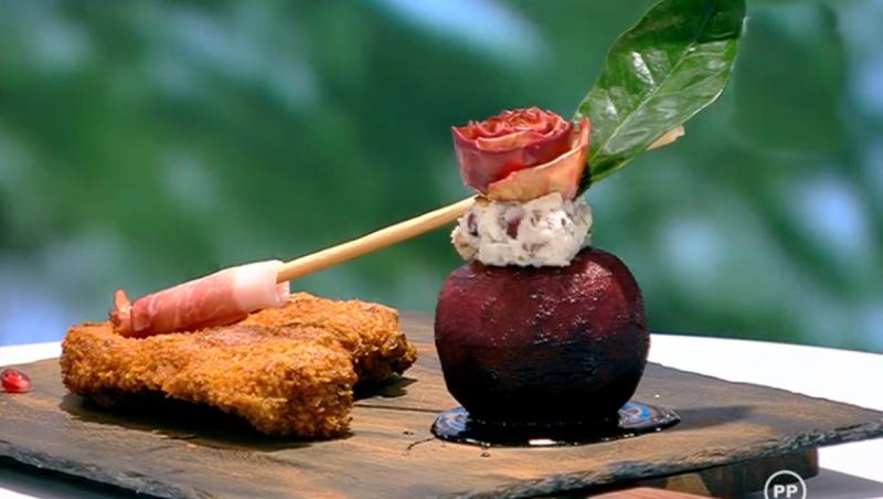 Șnițelele din cotlet de porc se servesc cu mere umplute cu brânzeturi și nuci, glazurate cu reducție de vin