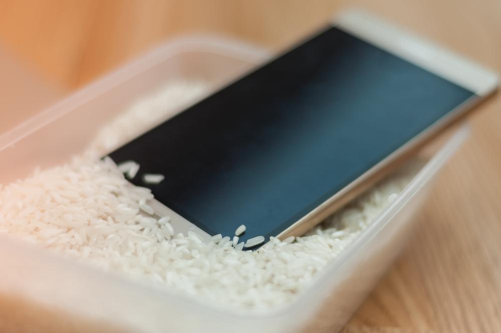 De ce nu e bine să pui telefonul ud în orez și ce poți să faci, în schimb