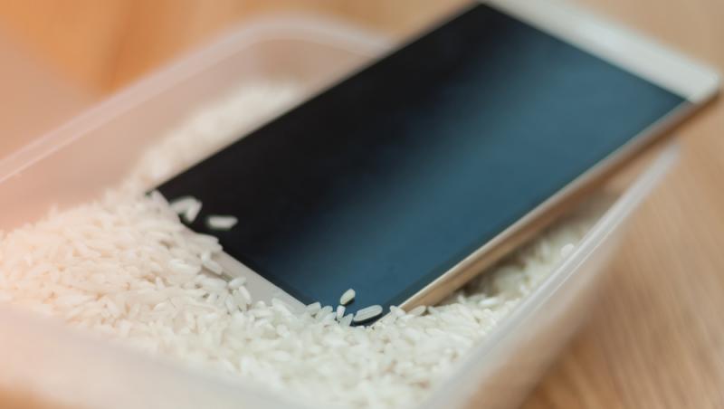 De ce nu e bine să pui telefonul ud în orez și ce poți să faci, în schimb