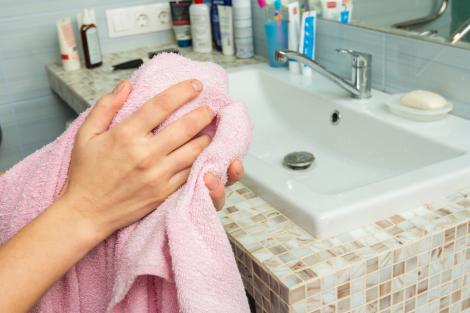 Cât de des trebuie spălate prosoapele de baie, de fapt. Cum trebuie curățate și uscate ca să-ți protejezi sănătatea