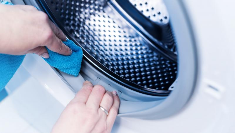 Dacă până acum nu obișnuiați să lăsați ușa de la mașina de spălat deschisă, de acum încolo ar trebui să devină obicei. Acest lucru prelungește durata de viață a mașinii de spălat și mai mult decât atât vă salvează hainele.