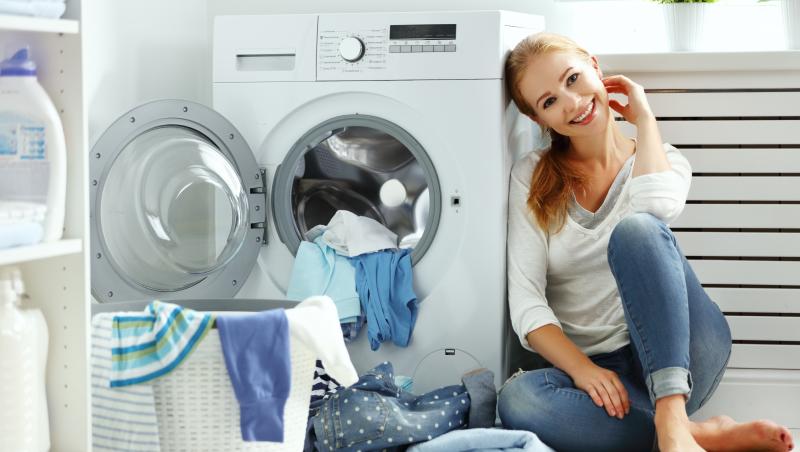 Dacă până acum nu obișnuiați să lăsați ușa de la mașina de spălat deschisă, de acum încolo ar trebui să devină obicei. Acest lucru prelungește durata de viață a mașinii de spălat și mai mult decât atât vă salvează hainele.