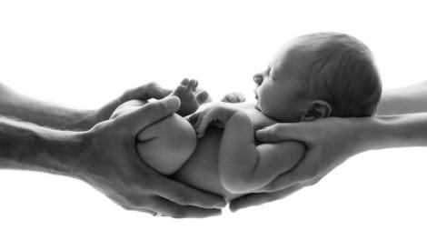 Cel mai mic bebeluș prematur din Marea Britanie a supraviețuit, spre mirarea medicilor. Mama și tatăl au 17, respectiv 21 de ani