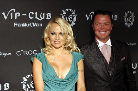 Pamela Anderson, nemachiată și îmbrăcată în haine largi. Cum arată chipul vedetei de 54 de ani