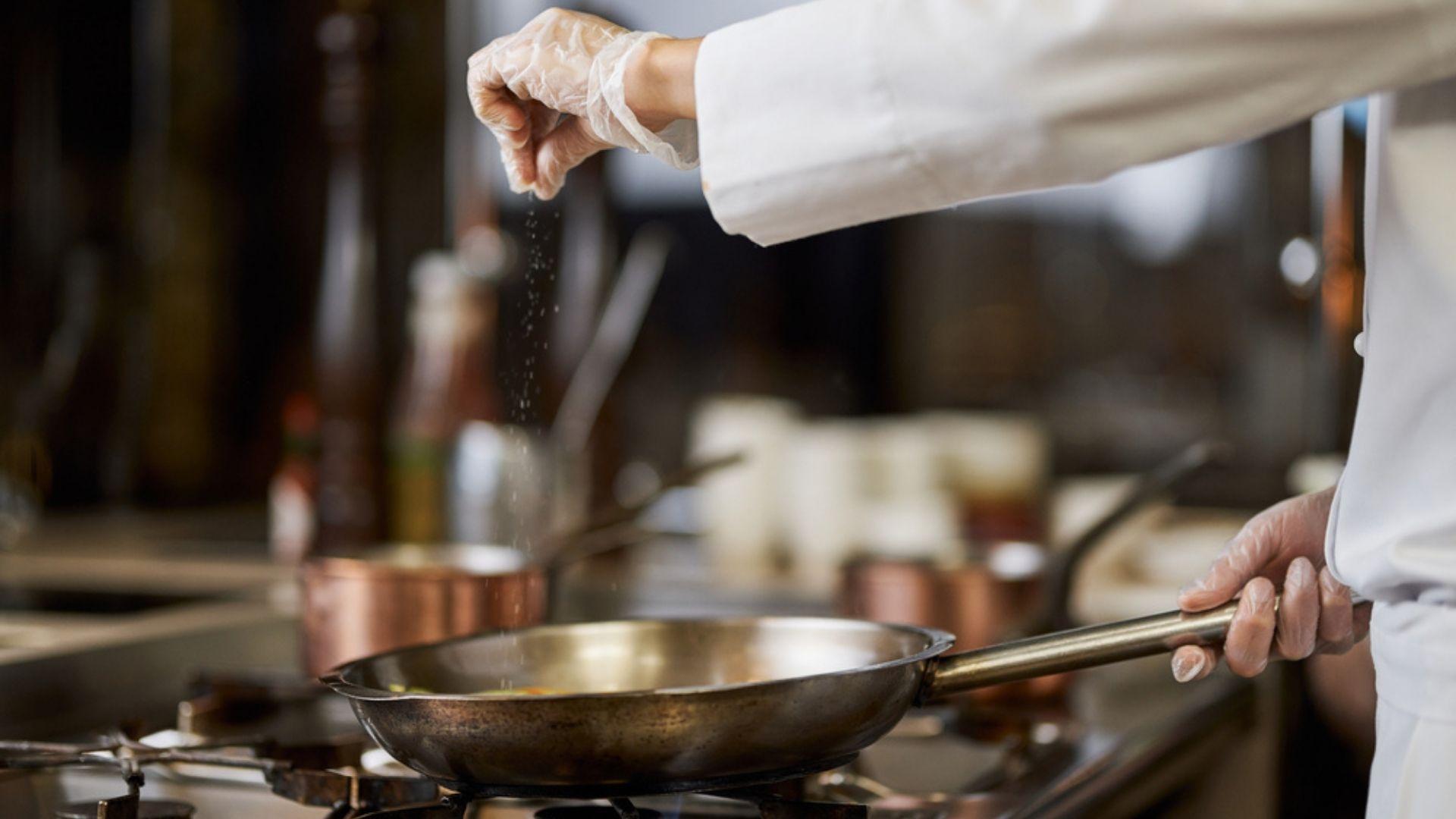 De ce bucătarii presară mirodeniile în mâncăruri de la înălțime. Trucul te-ar putea ajuta și pe tine