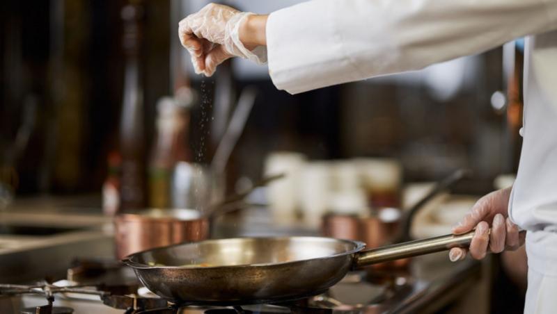 De ce bucătarii presară mirodeniile în mâncăruri de la înălțime