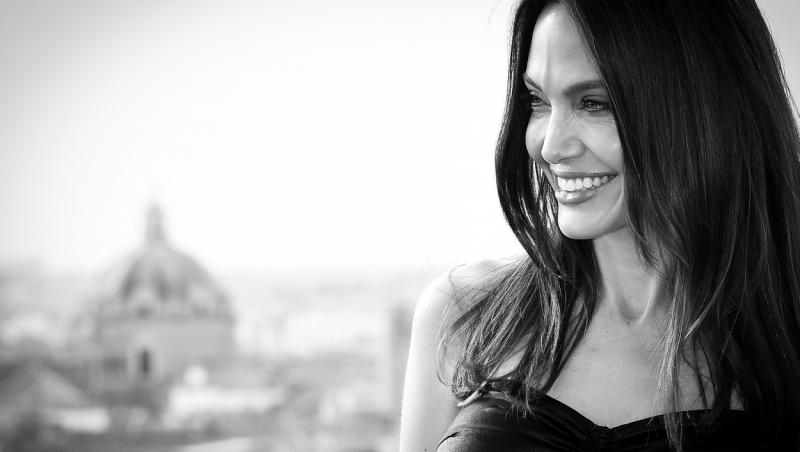 Ce picanterii a dezvăluit actrița Angelina Jolie despre viața sa sexuală precoce. A avut o viață amoroasă diferită, încă de mică