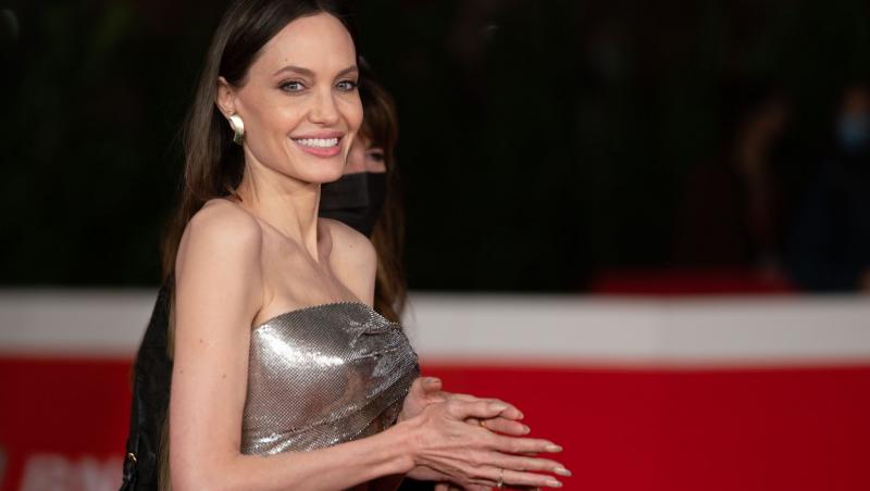 Ce picanterii a dezvăluit actrița Angelina Jolie despre viața sa sexuală precoce. A avut o viață amoroasă diferită, încă de mică