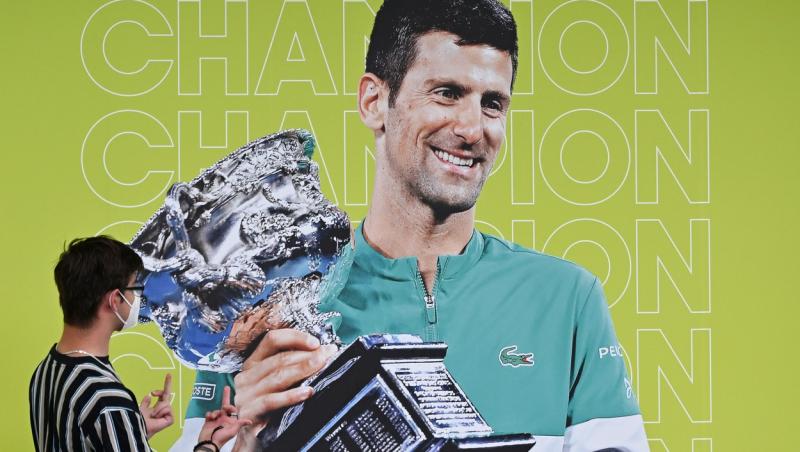 Novak Djokovic cu trofeul in brate