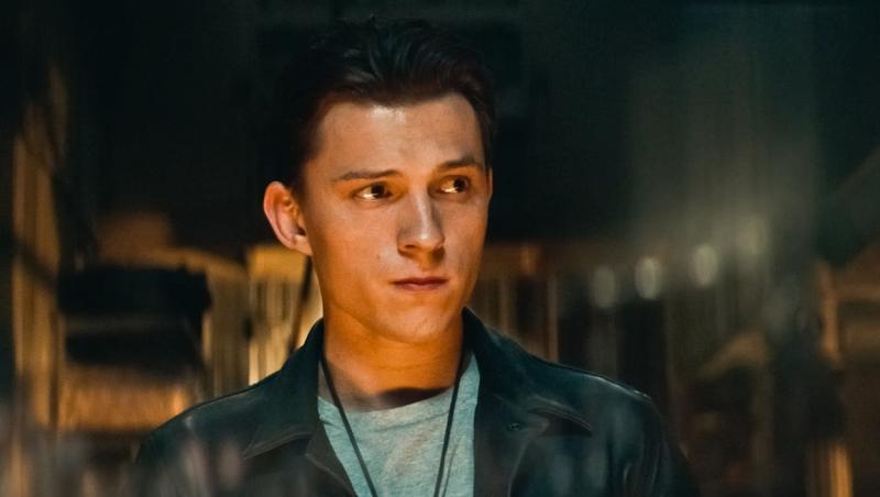 Tom Holland, protagonist în Spider-Man, la bustul gol, încordat și cu părul ciufulit. Fotografia care a produs entuziasm în online