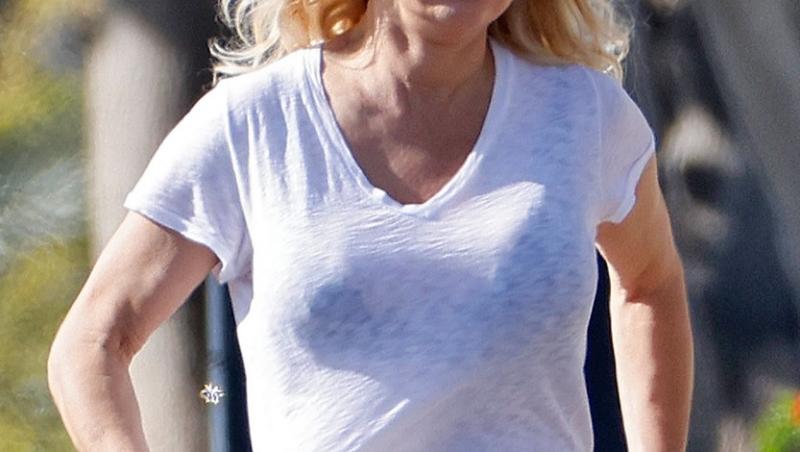 Pamela Anderson, surprinsă de paparazzi pe stradă. Cum arată în haine sport și fără machiaj la 54 ani
