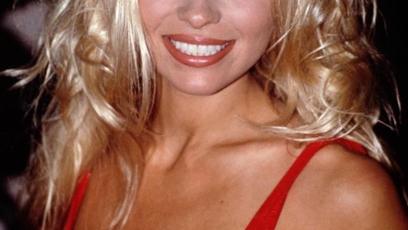 Pamela Anderson, surprinsă de paparazzi pe stradă. Cum arată în haine sport și fără machiaj la 54 ani