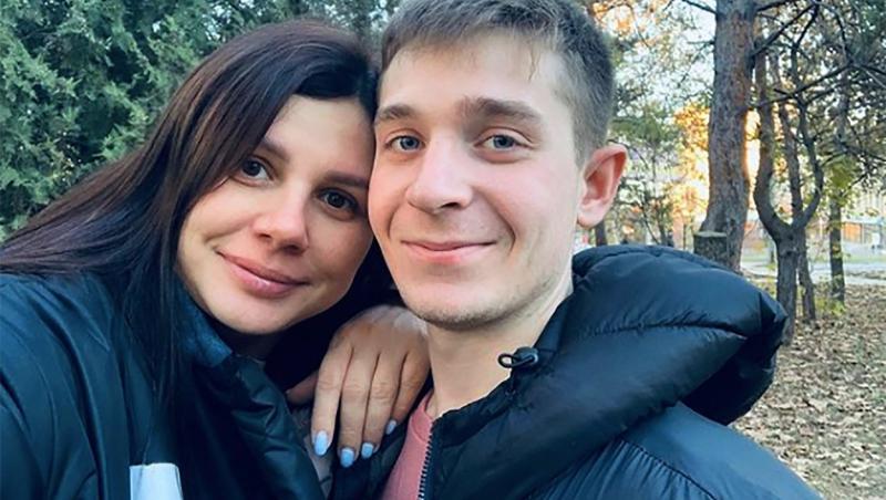 Femeia, în vârstă de 36 de ani, a fost căsătorită anterior cu Alexey Shavyrin, tatăl actualului ei partener. Bărbatul avea 45 de ani și, la momentul despărțirii, a acuzat-o pe Marina că i-a sedus fiul