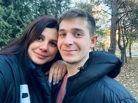 Marina Balmasheva s-a căsătorit cu fiul vitreg, mai tânăr cu 15 ani, și i-a dăruit un copil. Care este povestea cuplului