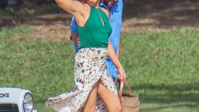 Jennifer Aniston, la un pas de un accident vestimentar, într-o fustă despicată. Cum au surprins-o paparazzii pe actrița de 52 ani