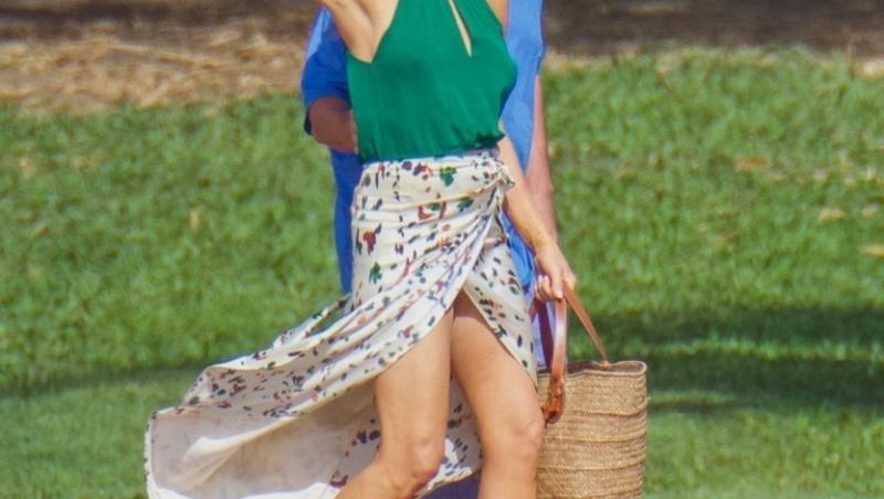 Jennifer Aniston, la un pas de un accident vestimentar, într-o fustă despicată. Cum au surprins-o paparazzii pe actrița de 52 ani