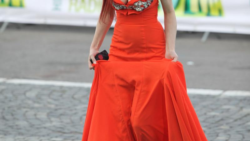 Cum arată Elena Gheorghe nemachiată, la 36 de ani. Artistei nu i-a fost teamă să se lase fotografiată așa