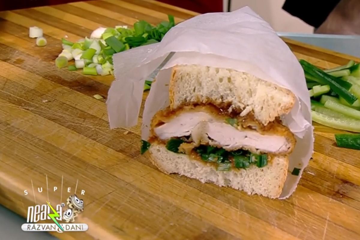 Pentru un plus de prospețime se adaugă în interiorul sandvișului și rondele de ceapă verde
