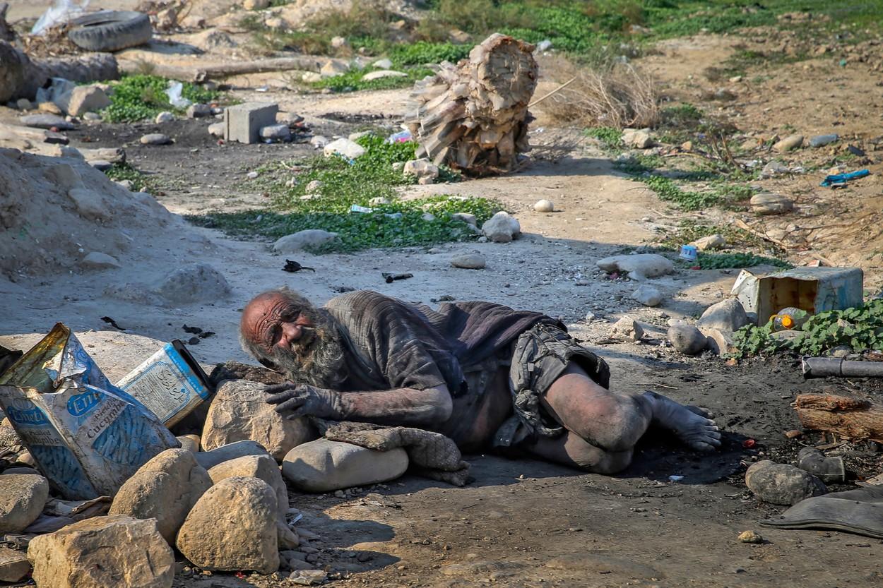 amou haji, om al strazi, doarme pe jos, pe pietre