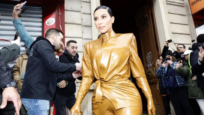 Kim Kardashian își promovează colecția de costume de baie în Caraibe