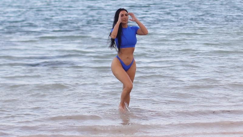 Kim Kardashian își promovează colecția de costume de baie în Caraibe. Cum arată în ținuta în care pare complet dezbrăcată