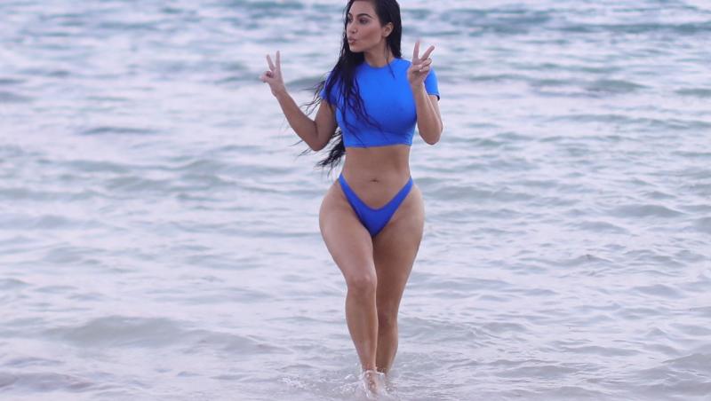 Kim Kardashian își promovează colecția de costume de baie în Caraibe. Cum arată în ținuta în care pare complet dezbrăcată