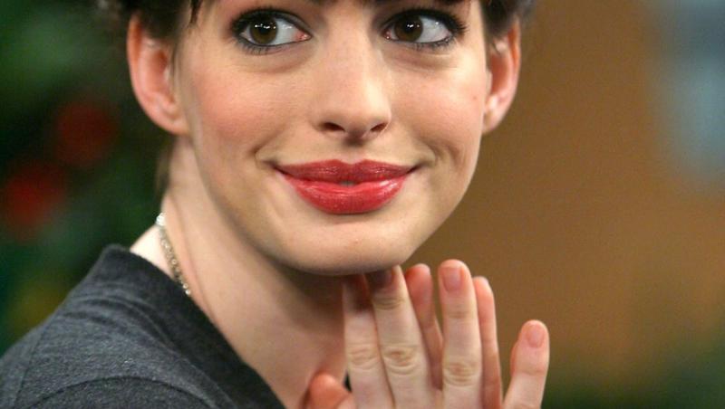 Anne Hathaway, de nerecunoscut după ce a apelat la o schimbare de look radicală. Cum a fost surprinsă de paparazzi