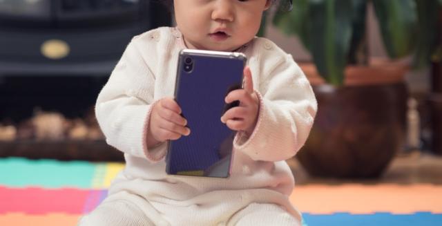 bebelus stand pe telefonul mobil