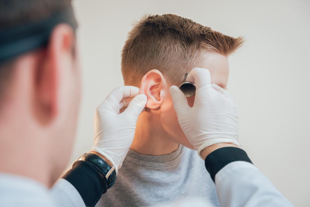 pacient si doctor la control de ureche