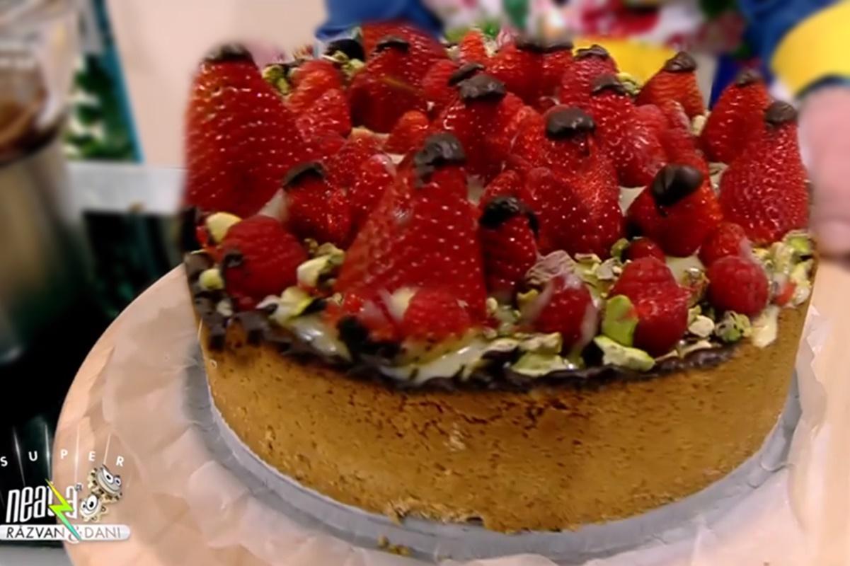 Tort de biscuiți cu ciocolată albă și căpșuni. Rețeta lui Vlăduț la Super Neatza, 28 ianuarie 2022