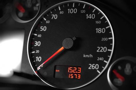 De ce mașinile pot atinge viteze care depășesc cu mult limita legală. Un producător explică de ce vitezometru arată peste 200 km/h