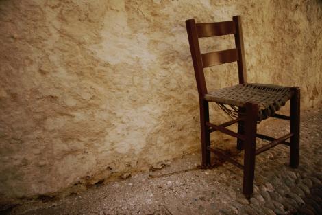 Un bărbat a cumpărat un scaun vechi, dar când a vrut să scape de el a făcut o descoperire complet neașteptată. Ce a realizat