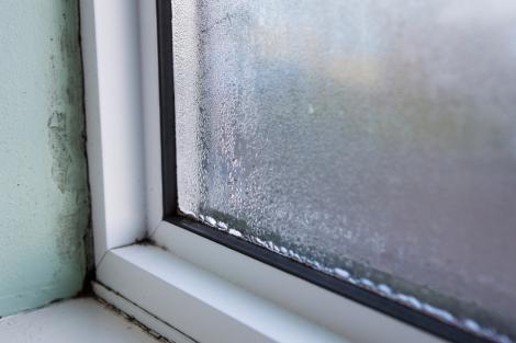 Cum scapi rapid de condensul de pe geamuri și de mucegaiul de pe pereți. Trucul simplu și ieftin